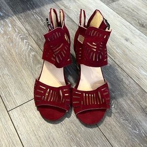 Women’s sandal zipper back with small heel.